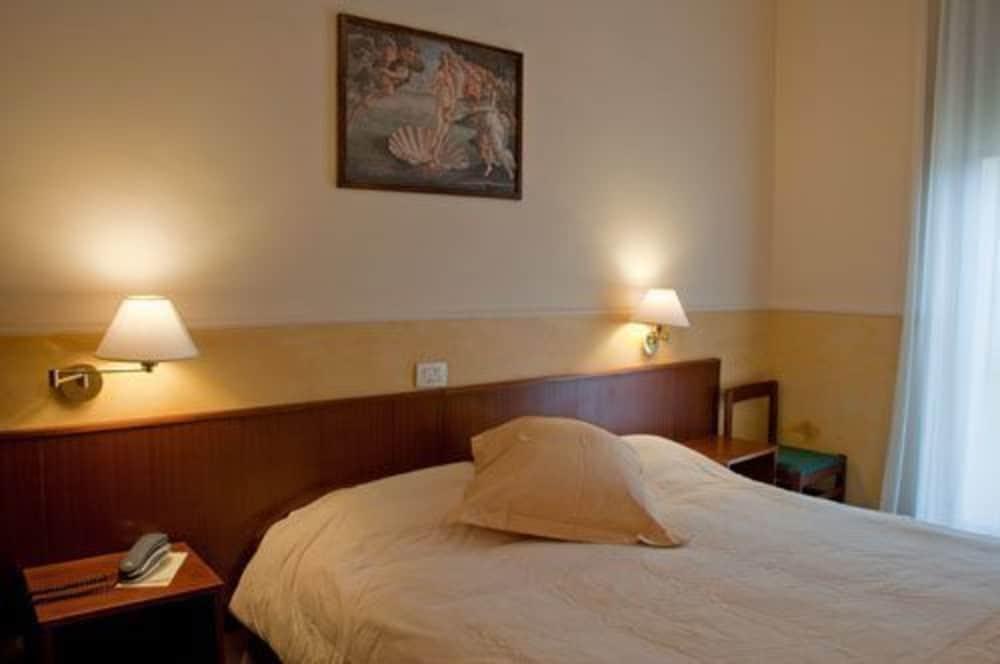 Columbus Urban Resort Флоренция Экстерьер фото A room at the hotel