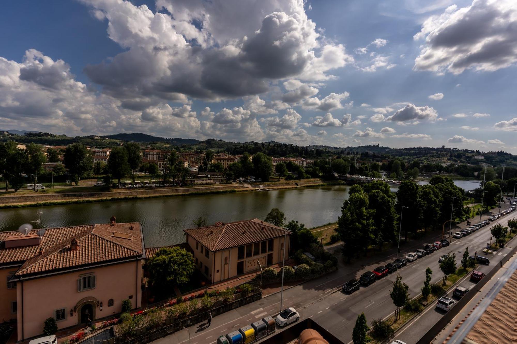 Columbus Urban Resort Флоренция Экстерьер фото The Garonne river in Toulouse