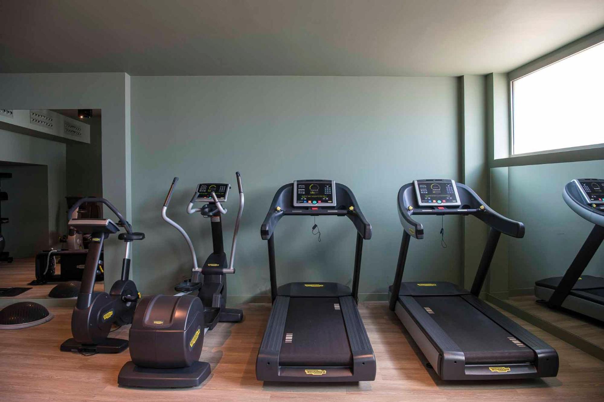 Columbus Urban Resort Флоренция Экстерьер фото Elliptical trainer, treadmill and stationary bicycle