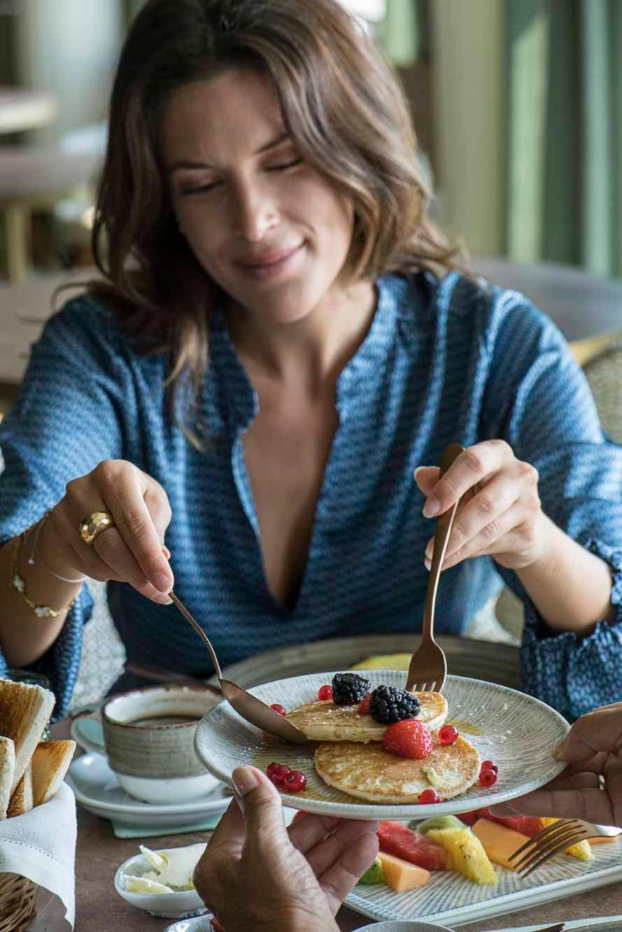 Columbus Urban Resort Флоренция Экстерьер фото A woman eating with a knife and fork