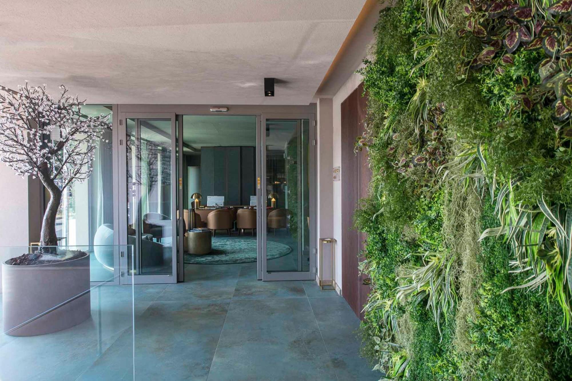 Columbus Urban Resort Флоренция Экстерьер фото Living wall in a residential building