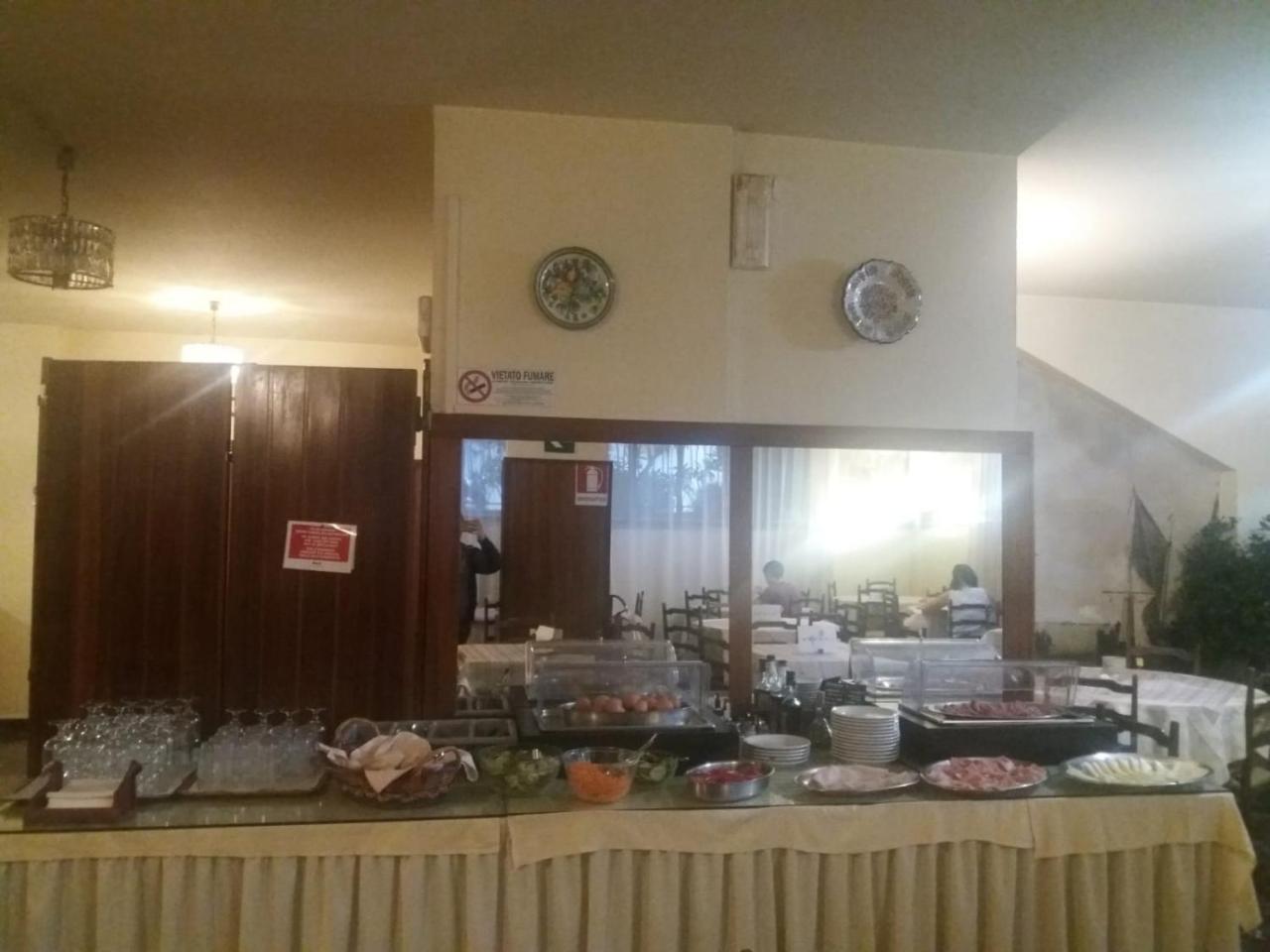 Columbus Urban Resort Флоренция Экстерьер фото A buffet in a restaurant