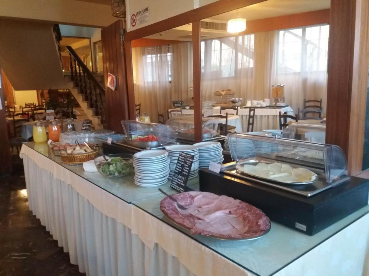 Columbus Urban Resort Флоренция Экстерьер фото A buffet at a hotel
