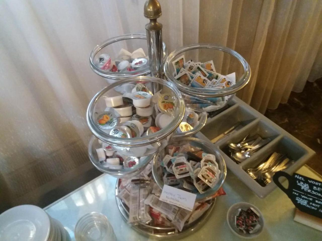 Columbus Urban Resort Флоренция Экстерьер фото A tiered serving stand with various teas