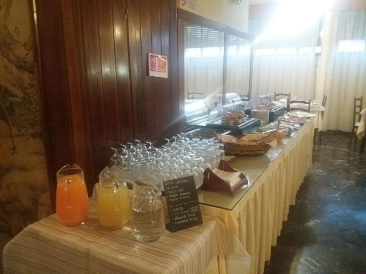Columbus Urban Resort Флоренция Экстерьер фото A buffet at a hotel